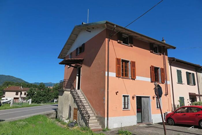 Casa con 5 locali in vendita in Filattiera