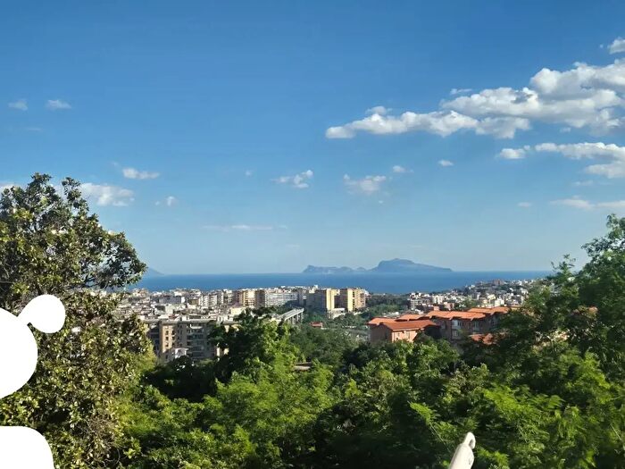 Appartamento quadrilocale in vendita in Via Camaldolilli, Napoli