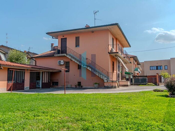 Casa con 6 locali in vendita in Centro, Rovato
