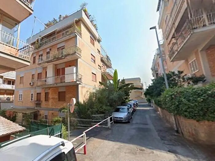 Appartamento con 5 locali in vendita in Via Maenza, Roma