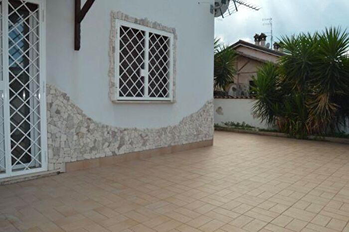 Appartamento trilocale in vendita in Via Mirto, Roma