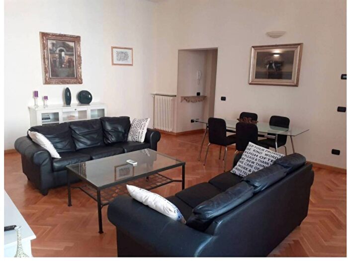 Appartamento trilocale in affitto in Via Novembre, Centro Storico, Bologna