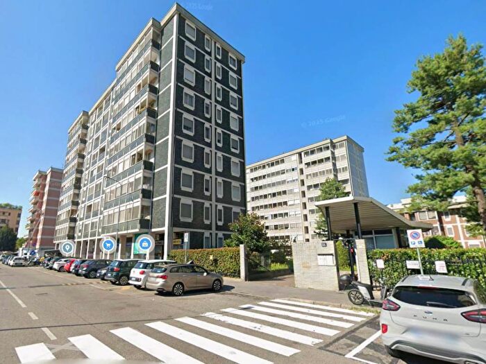 Appartamento trilocale in affitto in Via dei Guarneri, Vigentino Fatima, Milano