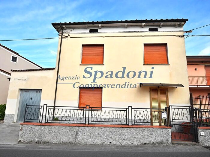 Casa con 9 locali in vendita in Ponte Buggianese