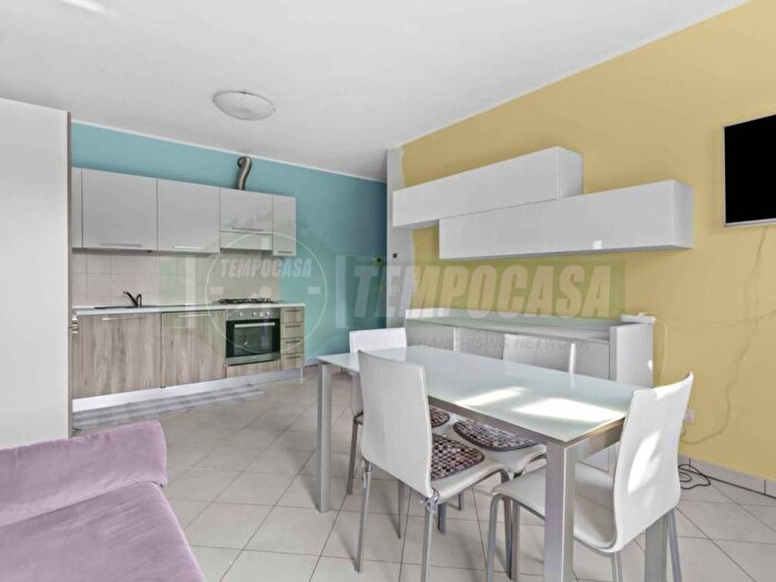 Appartamento trilocale in affitto in Navigli Darsena, Milano