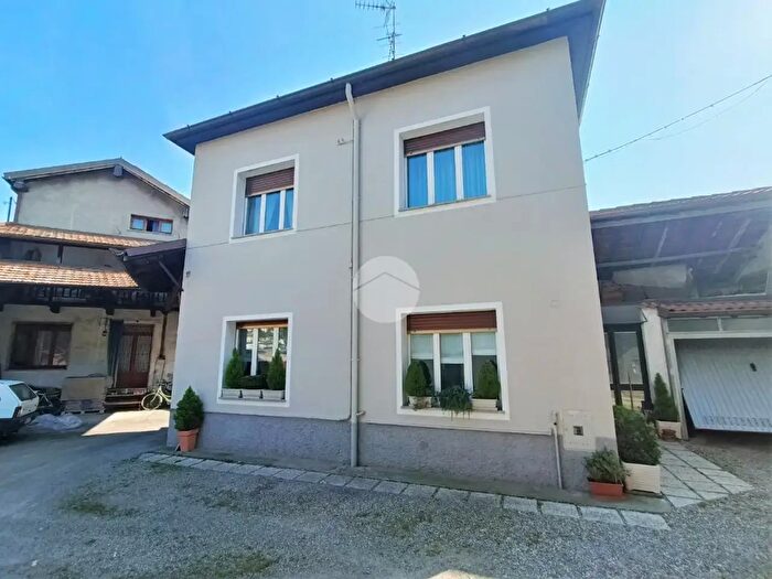 Casa trilocale in vendita in Via Solferino, Carate Brianza