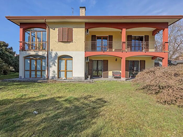 Casa con 8 locali in vendita in Via dei Lori, Luino