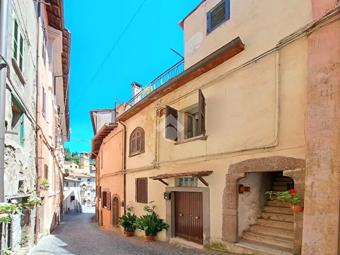 Appartamento quadrilocale in vendita in Via Tonnazzano, Canepina