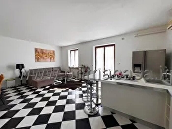 Appartamento trilocale in vendita in Via Trieste, Casalromano