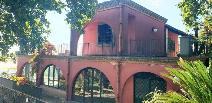 Casa con 10 locali in vendita in Milo