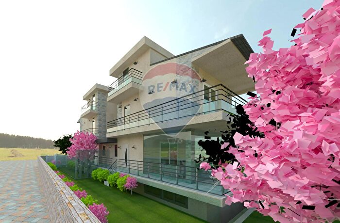 Appartamento quadrilocale in vendita in Via Altofonte Snc, Roma