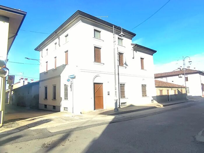 Casa con 10 locali in vendita in Via Steffenini, San Colombano Al Lambro