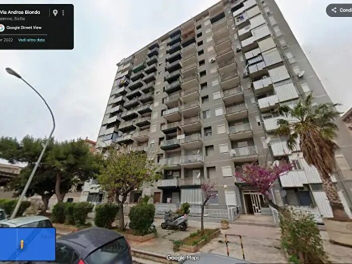 Appartamento trilocale in vendita in Via Andrea Biondo, Palermo