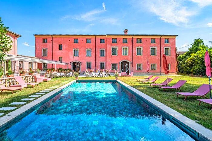 Casa con 18 locali in vendita in Luzzara