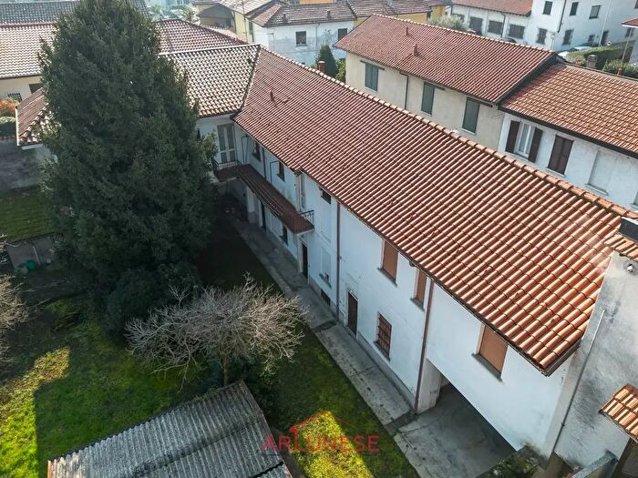 Casa con 11 locali in vendita in Via Filzi, Parabiago