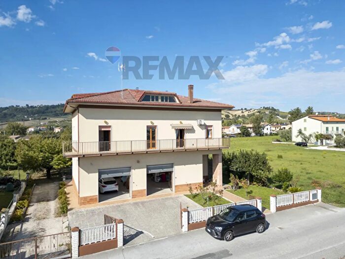 Casa con 9 locali in vendita in Maiolati Spontini