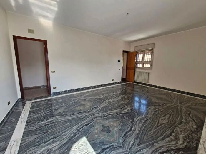 Appartamento quadrilocale in affitto in Via Circonvallazione, Palermo