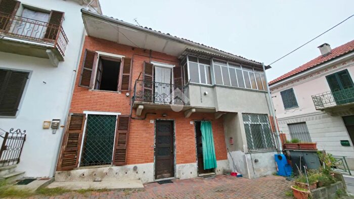 Casa con 6 locali in vendita in Via Roma, Castagneto Po