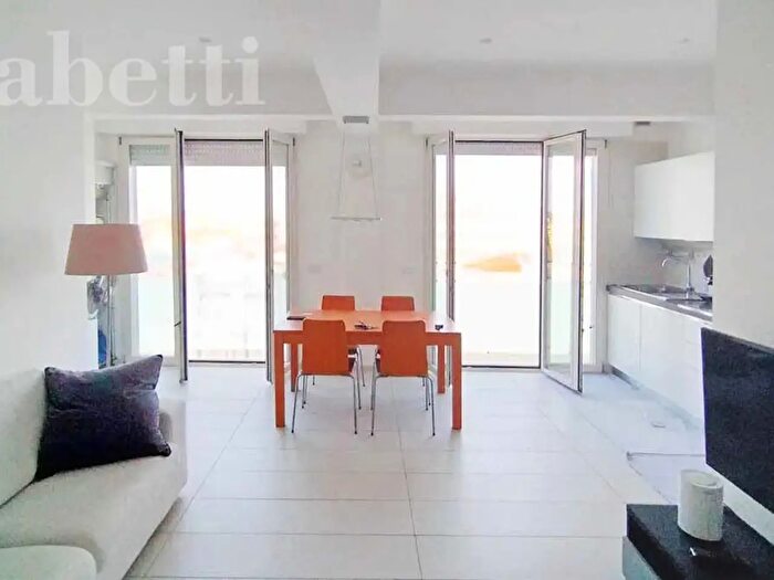 Appartamento trilocale in vendita in Via Savona, Senigallia