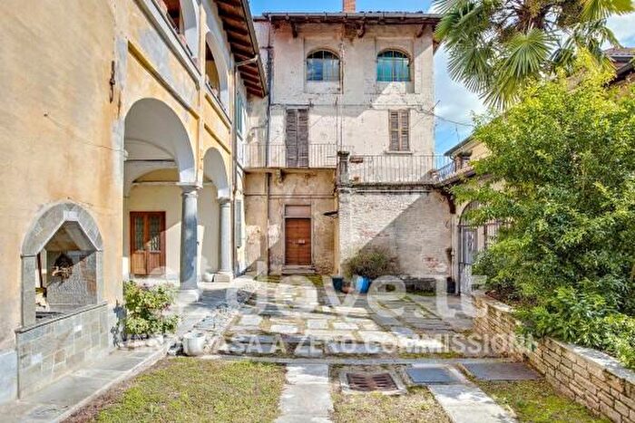 Casa con 6 locali in vendita in Via Arcumeggia, Cuveglio