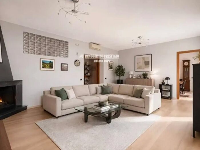 Appartamento con 6 locali in vendita in Via Sardegna, Milano