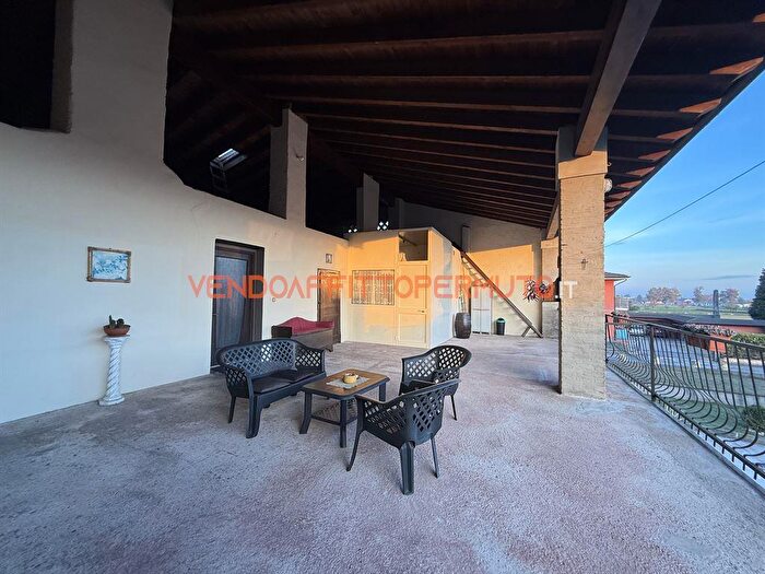 Casa con 5 locali in vendita in Via Leopardi, Pontoglio