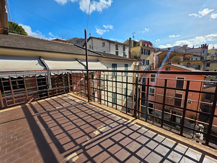 Appartamento con 6 locali in vendita in Via Angelo Grilli, Borzonasca