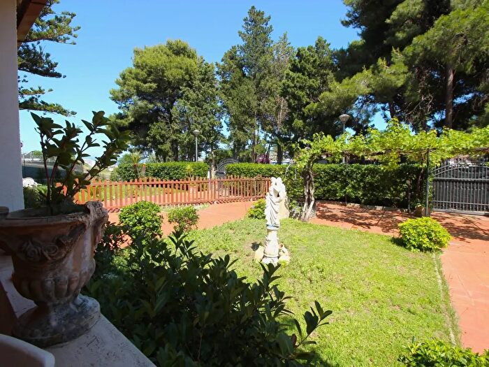 Appartamento con 5 locali in vendita in Via delle Province, Montepaone