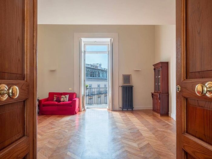 Appartamento quadrilocale in affitto in Vicoletto Cappella Vecchia, Chiaia, Napoli