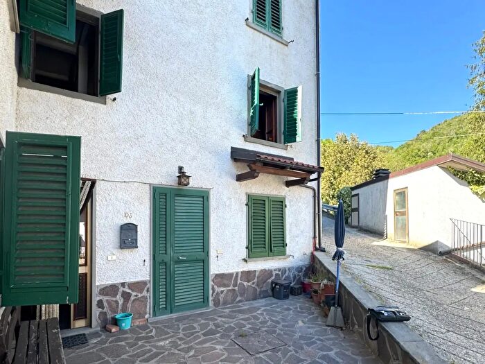 Casa con 8 locali in vendita in Località La Rocca, Vernio