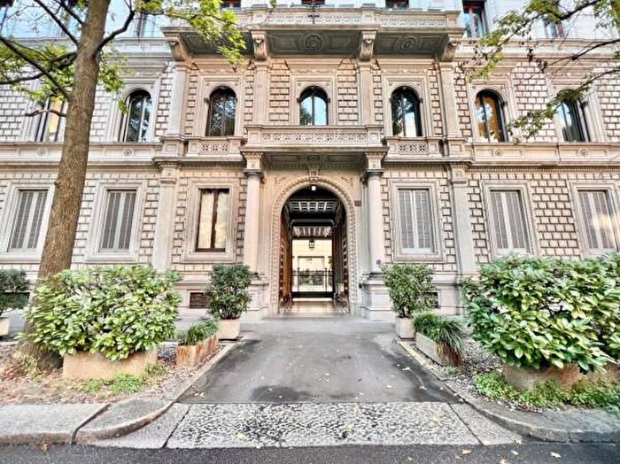 Appartamento trilocale in affitto in Via Alberto da Giussano, Milano