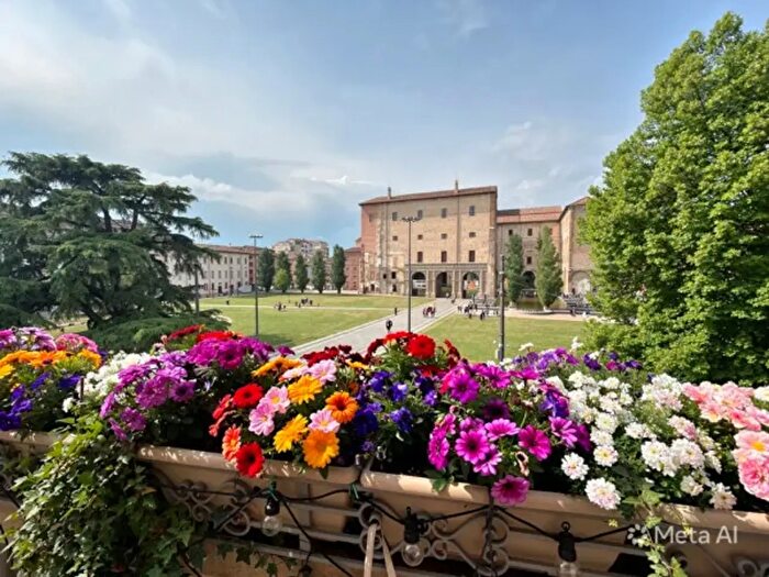 Appartamento con 5 locali in vendita in Piazza della Pace, Parma