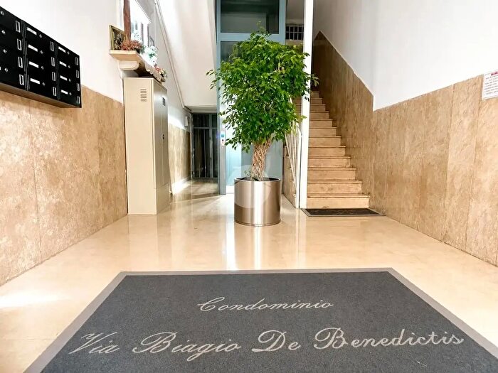 Appartamento trilocale in vendita in Via De Benedictis, Napoli