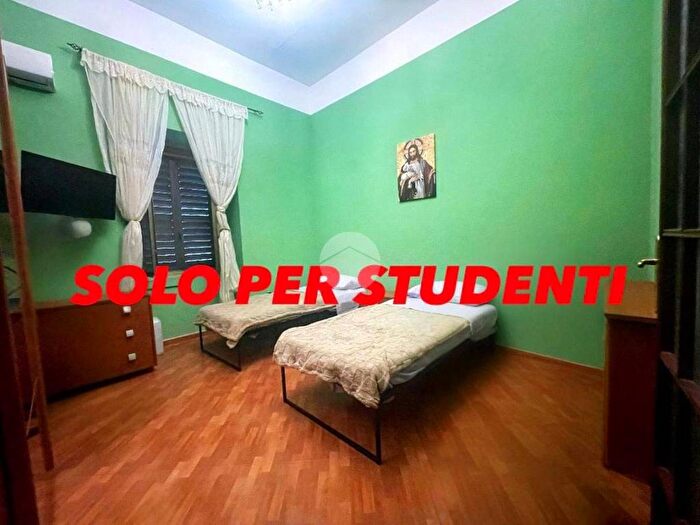 Appartamento bilocale in affitto in Via Padre Ludovico da Casoria, Garibaldi Ferrovia, Napoli