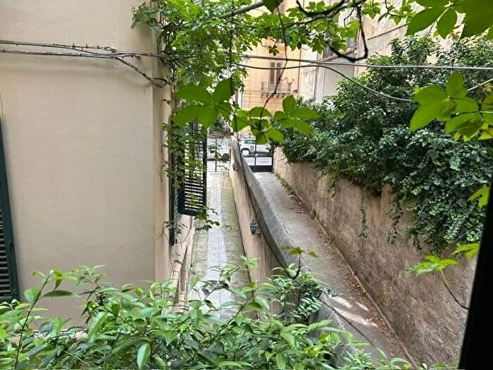 Appartamento con 6 locali in affitto in Via Giuseppe De Spuches, Palermo