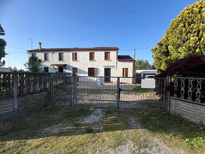 Casa con 8 locali in vendita in Tribano