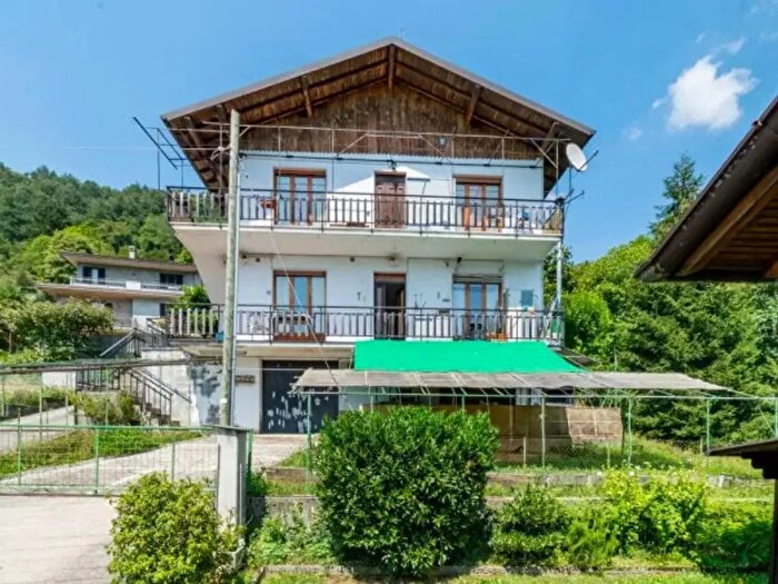 Casa con 6 locali in vendita in Via Medile, Locatello