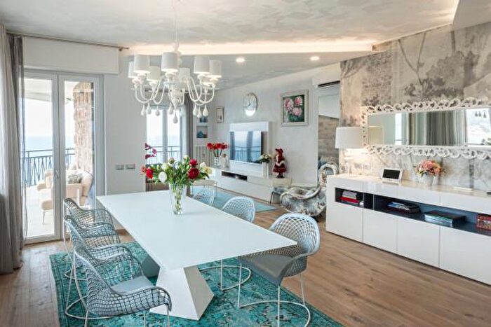 Appartamento con 5 locali in vendita in Via Aurelia Ponente, Ospedaletti