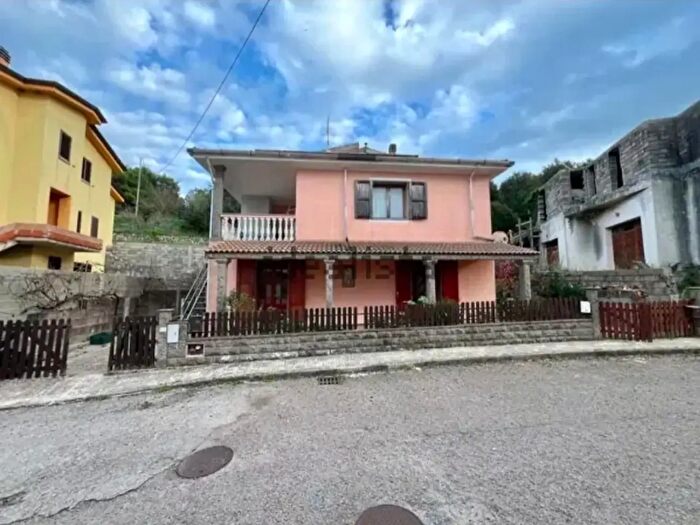Casa con 8 locali in vendita in Via Giacomo Matteotti, Codrongianos