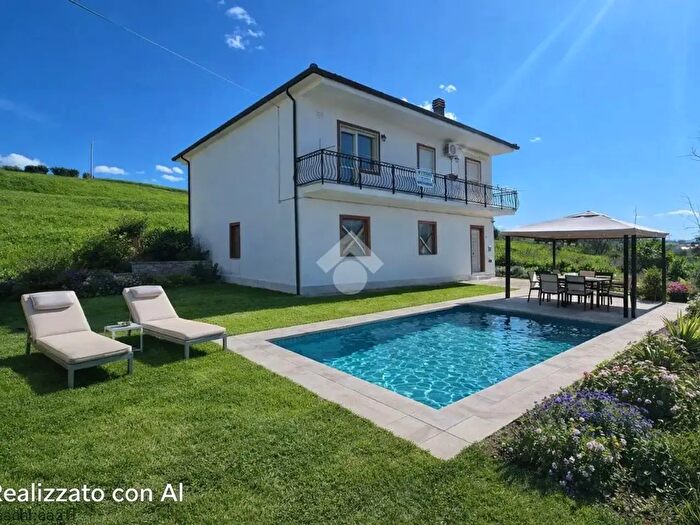 Casa con 6 locali in vendita in Via Impennuti, Luzzi