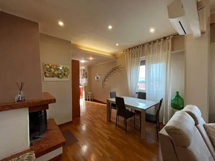 Appartamento trilocale in vendita in Via Olginate, Roma