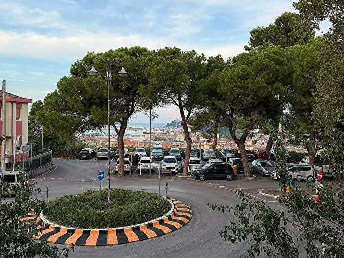 Appartamento quadrilocale in vendita in Piazzale Camerino, Ancona