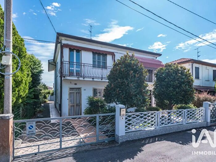 Casa quadrilocale in vendita in Via Goffredo Mameli, Ostellato
