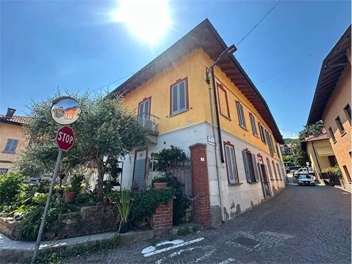 Appartamento trilocale in vendita in Piazza Balconi Mercallo Va, Mercallo