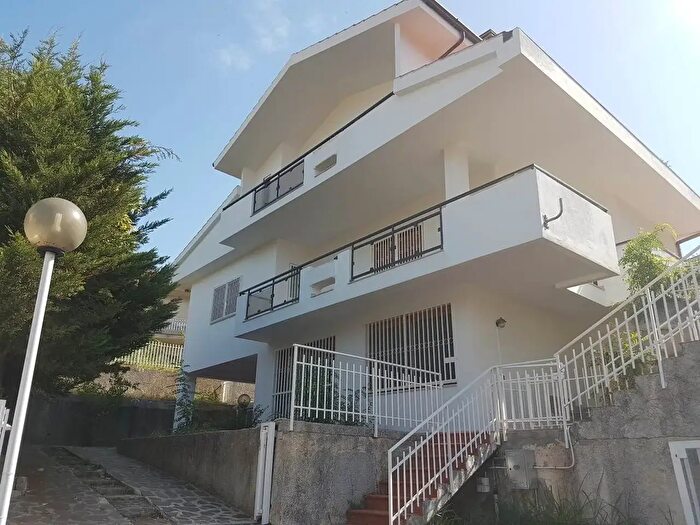 Casa con 10 locali in vendita in Via Papa Giovanni XXIII, Mendicino