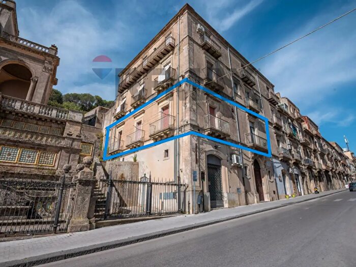 Appartamento con 6 locali in vendita in Via Roma, Caltagirone