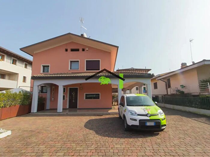 Appartamento con 14 locali in vendita in Via Vittorio Emanuele, Maniago