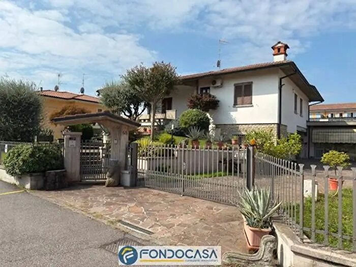 Casa con 8 locali in vendita in Via Bonomelli, Rovato