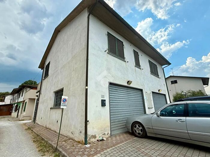 Appartamento con 6 locali in vendita in Via Vecchia Fiorentina Primo Tronco, Quarrata