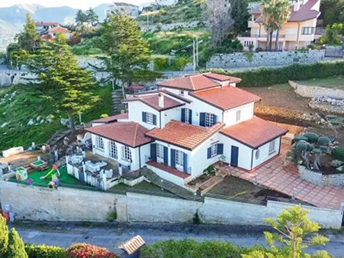 Casa con 6 locali in vendita in Via Umberto Maddalena, Palermo